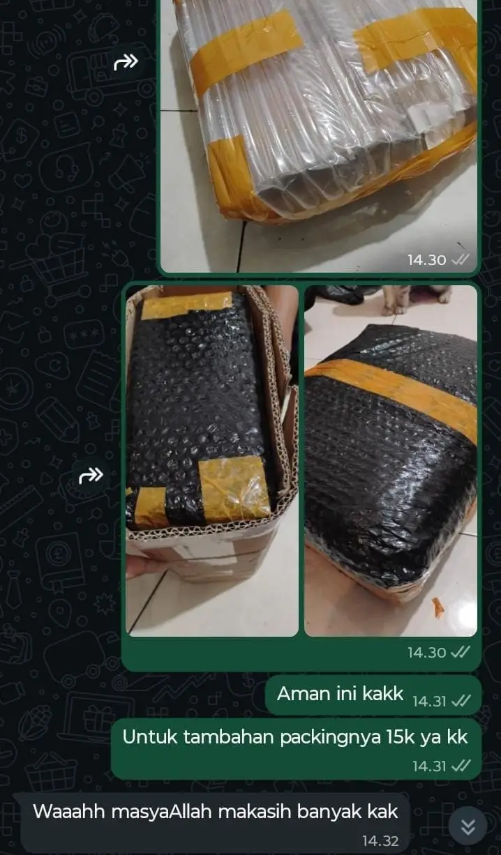 Tangkapan layar chat WhatsApp: foto barang yang sudah dibungkus plastik, bubble wrap hitam, dan kardus, lalu pelanggan membalas: Waaahh masyaAllah makasih banyak kak