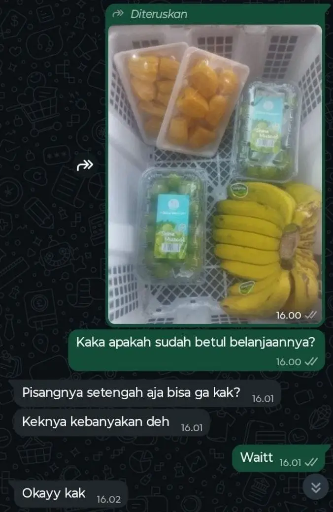 Tangkapan layar chat WhatsApp: foto keranjang berisi nangka, anggur, dan pisang dikirim ke pelanggan dengan pertanyaan apakah belanjaannya sudah betul, lalu pelanggan minta pisangnya setengah saja
