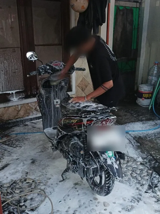 Proses: motor matic diselimuti busa snow foam saat dicuci, plat nomor disamarkan