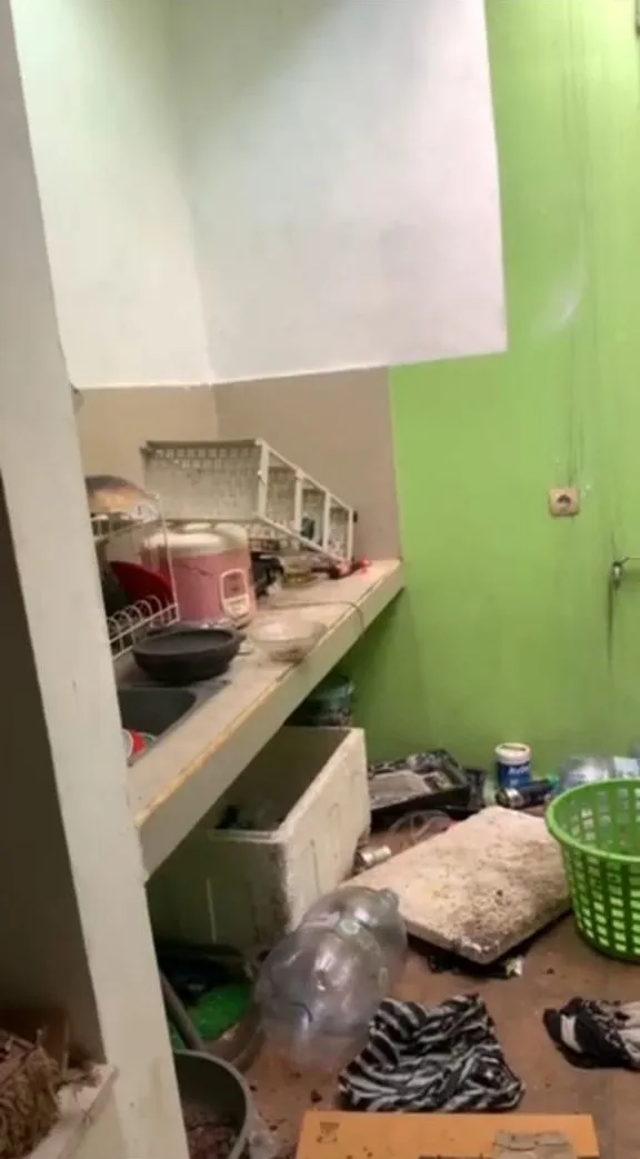 Sebelum: dapur kos kotor, sampah, botol plastik, kain, dan barang berserakan di lantai dan meja
